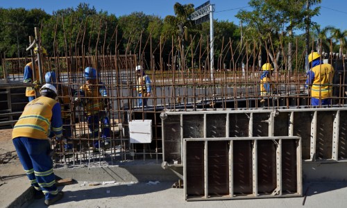 VR: Equipes finalizam instalação de vigas metálicas em construção de novo viaduto no Voldac